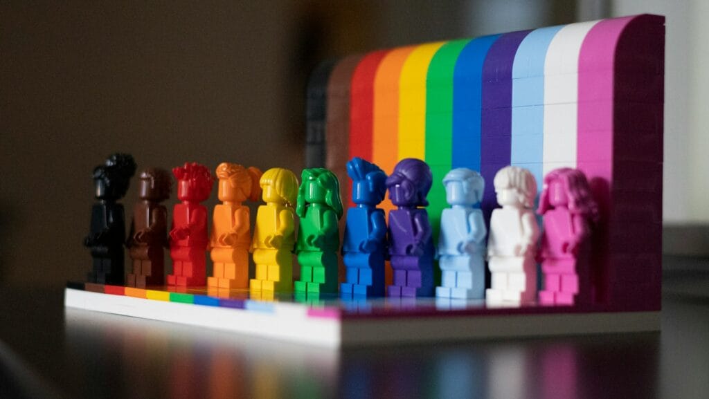 des legos de toute les couleurs formant le drapeau LGBTQIA+